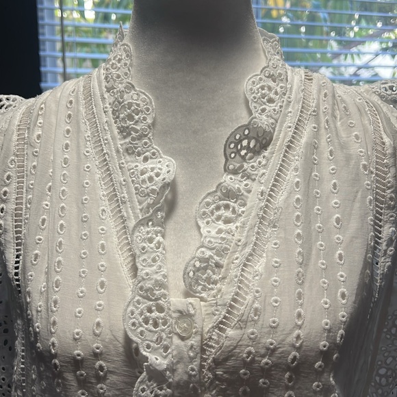 - White house sleeveless eyelet top NWT. Size Small. - Picture 2 of 4